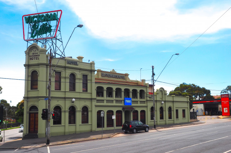 Elsternwick Hotel and Neon Sign