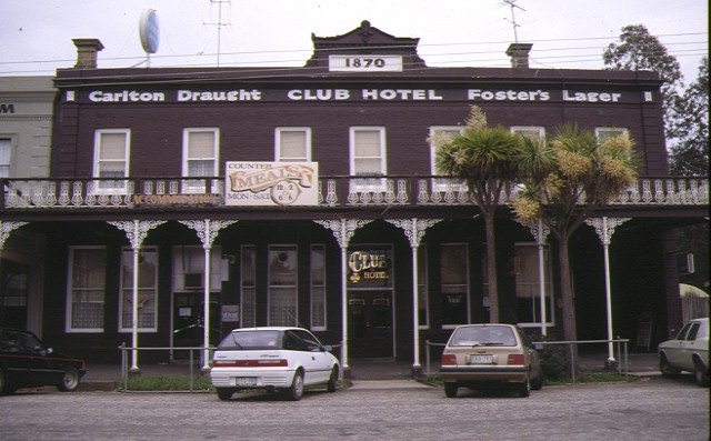 1 club hotel clunes front view