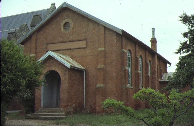 congregational church lyttleton street castelmaine former church at rear jan1979