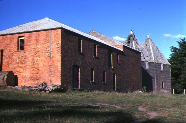 1 mossiface hopkilns bruthen brick barn side view may1982