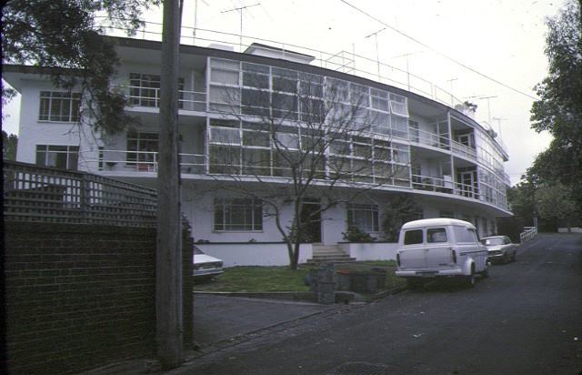 1 caringal flats tahara road toorak front view curved windows oct1978