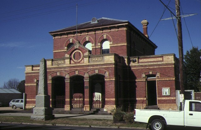1 court house town hall dunolly front view