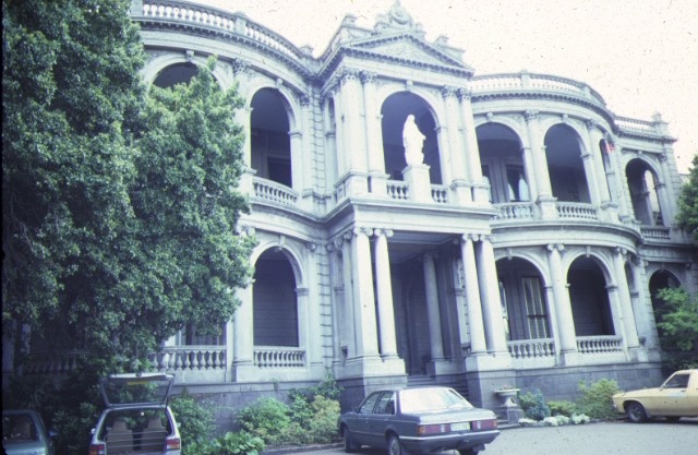 1 mandeville hall mandeville crescent toorak front view dec1985