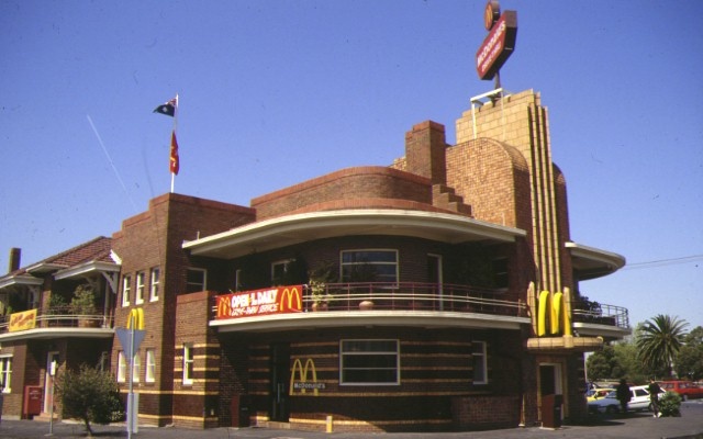 1 former united kingdom hotel queens parade clifton hill front view 1993