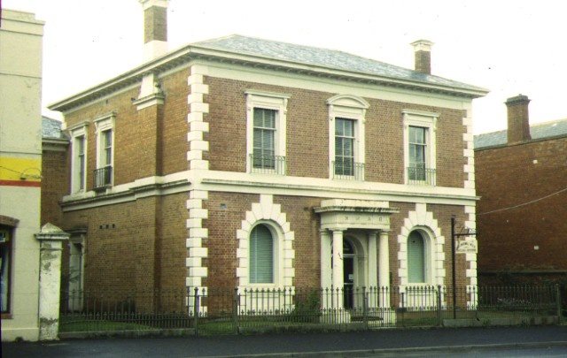 former cbc bank barker street castlemaine corner view