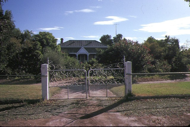 hopetoun house evelyn crescent hopetoun front gates apr1989