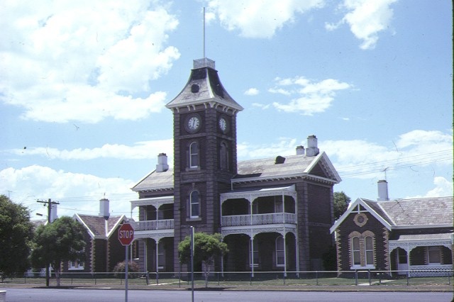 austin hall &amp; terrace complex yarra &amp; mundy streets south geelong front view of austin hall jan1997