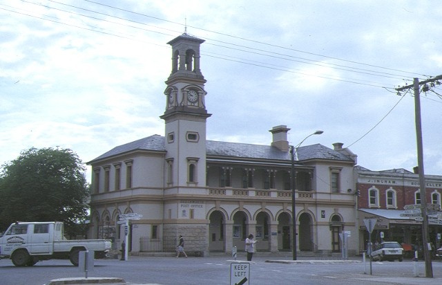 1 beechworth post office ford street beechworth front view dec1990