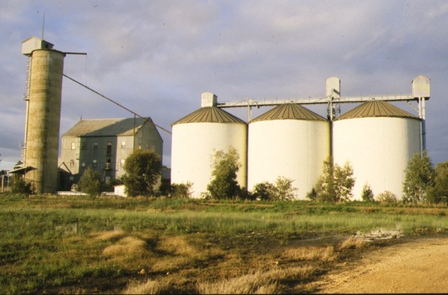 1 former wimmera flour mill &amp; silo complex gibson street rupanyup silos side view