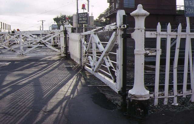 1 interlocked railway crossing gates anderson street yarraville closed interlocked gates apr1994