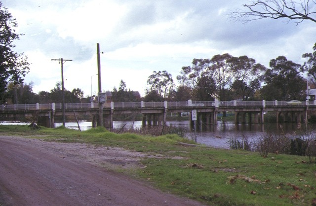 1 bridge broken river benalla side view 1989