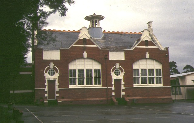 1 primary school number 734 dandenong road clayton front view