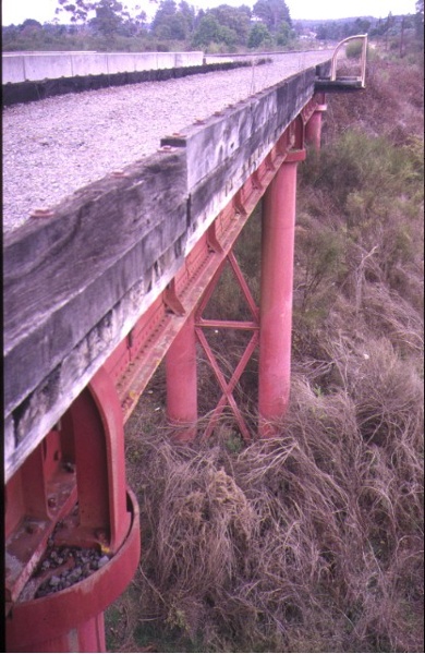 rail bridge creswick creek siding detail may1995