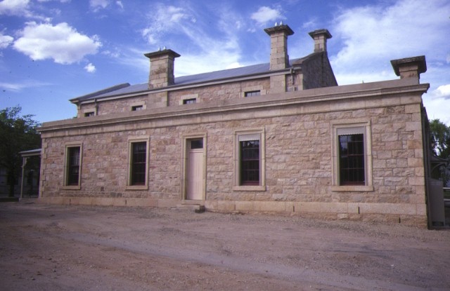 beechworth courthouse ford street beechworth side view dec1984