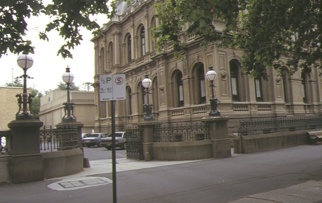 law courts bendigo entrance gates jan1999