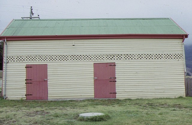 log lock up &amp; hut omeo police stables