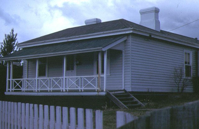 log lock up &amp; hut omeo police station