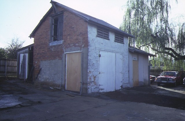 former police quarters main road eltham stables apr1986