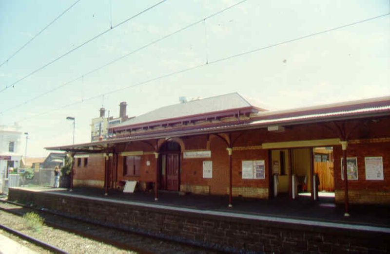 1 middle brighton railway station upside platform building sw nov1998