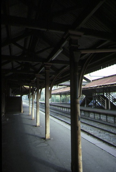 hawthorn railway station platform detail