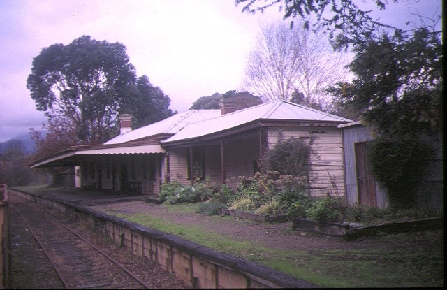 1 healesville railway station compelx healesville kinglake road healesville station building jun1995