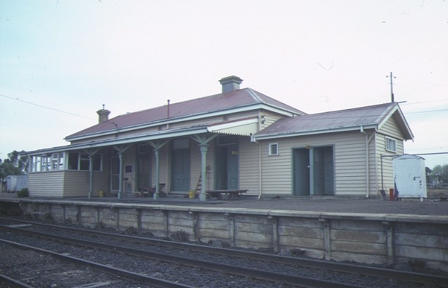 1 kaniva railway station moore street kaniva platform view jul1984