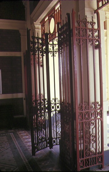 maryborough railway station iron gates mar1989