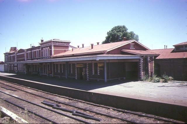 1 seymour railway station station street seymour platform view dec1983