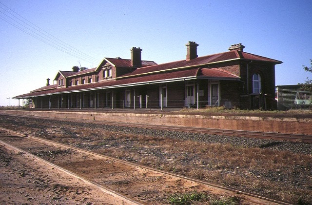 1 serviceton railway station elizabeth street sreviceton trackside view apr1995