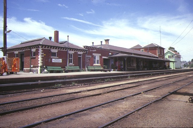 1 wangaratta railway station complex norton street wangaratta trackside view dec1984