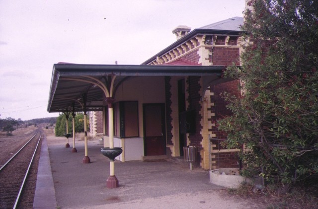 chiltern railway station &amp; goods shed railway avenue chiltern platform verandah apr1995