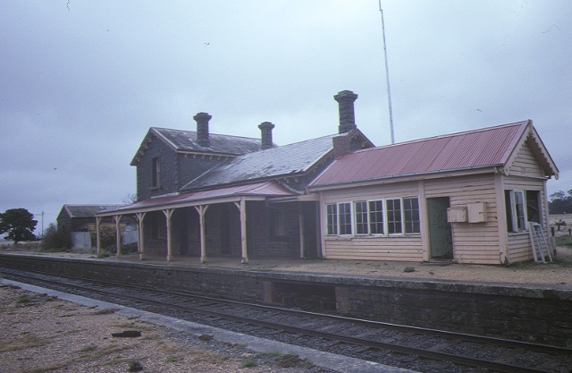 1 carlsruhe railway station trackside view sep1984