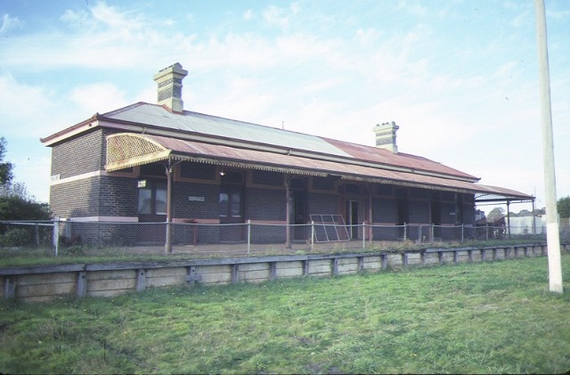 1 casterton railway station trackside view jun1984