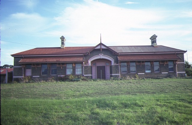 casterton railway station front view jun1984