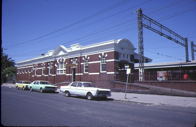 1 caulfield railway station normanby road caufield front view nov1984