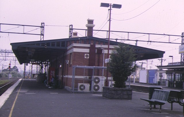 caulfield railway station normanby road caufield platform view aug1998