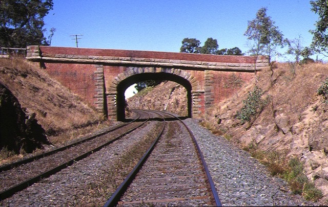 1 porcupine hill railway precinct ravenswood bridge front view apr1998
