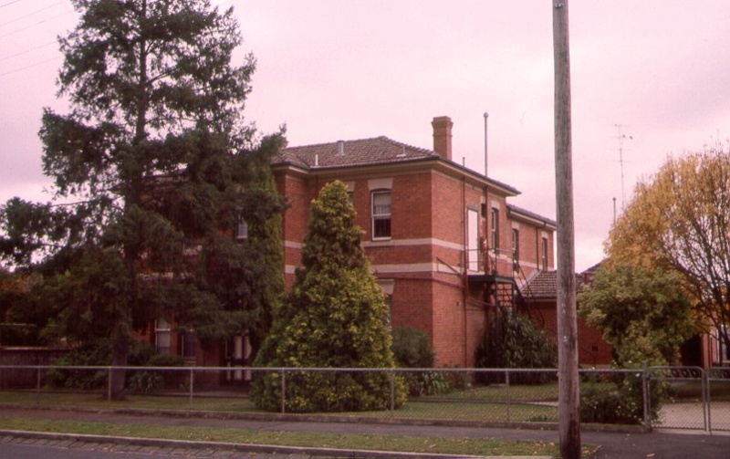 1 female refuge ballarat ac2 may00