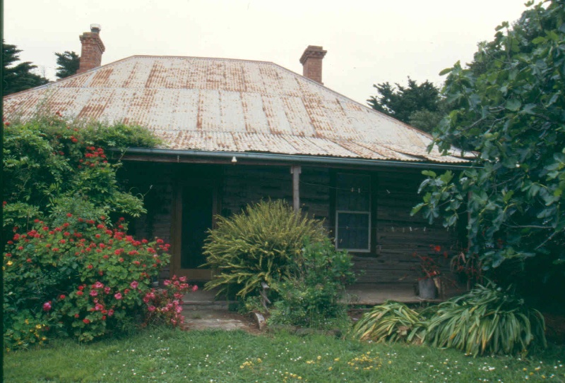 H01987 log cottage poowong front 2001