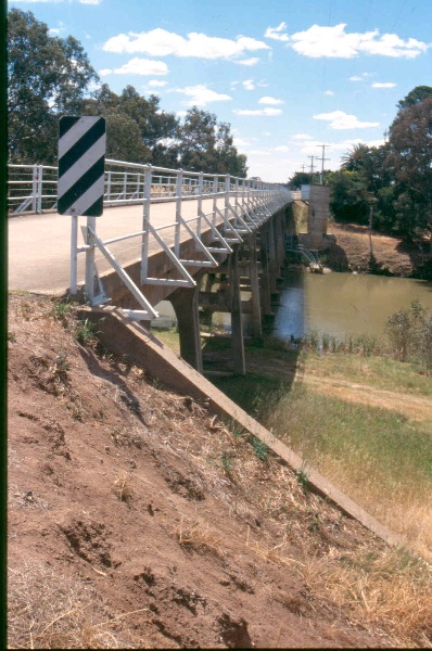 H01986 janevale bridge deck from s jan02