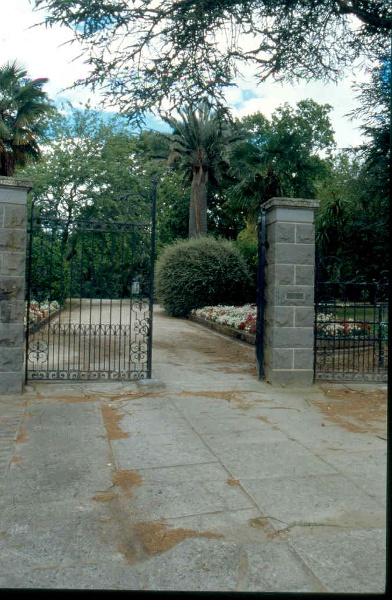 H01994 kyneton botanic gardens gates