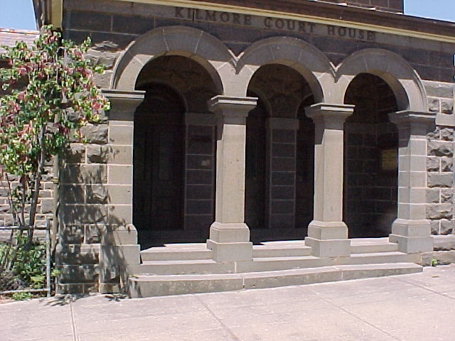 H01471 kilmore court house exterior arcade entrance april 2003