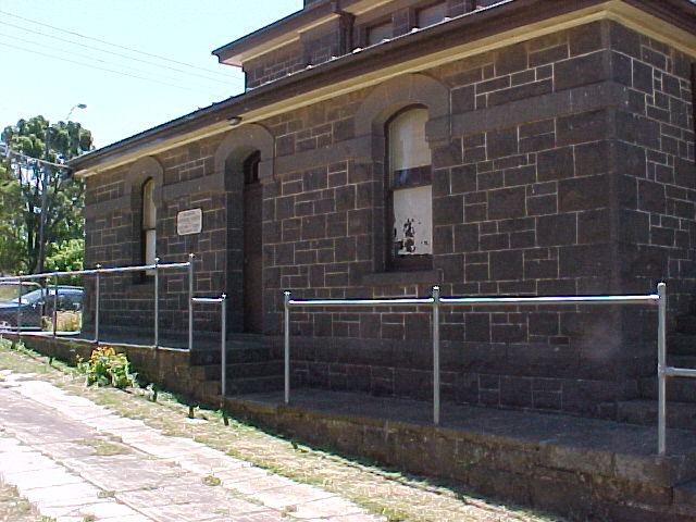 H01471 kilmore court house exterior side april 2003