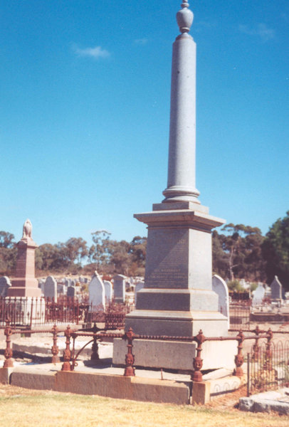 h00798 bendigo cemetery mackay monument