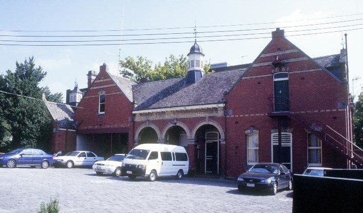 h01619 airlie domain road south yarra stables at rear she project 2004
