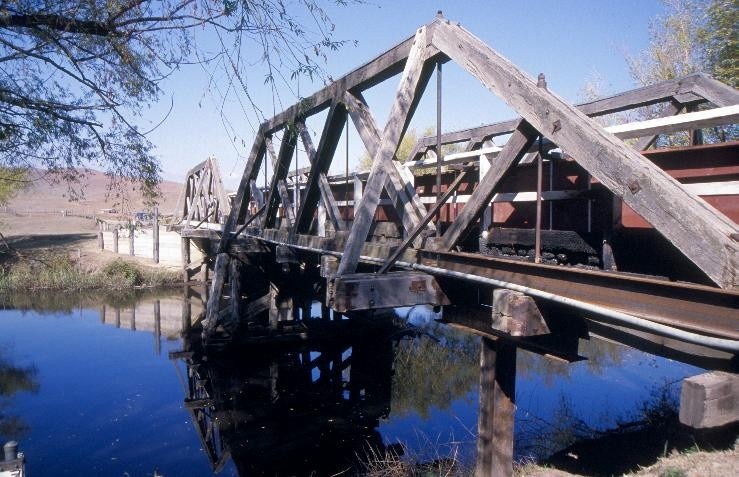 h00917 hinnomunjie bridge over mitta mitta river omeo steel upright installed she project 2003