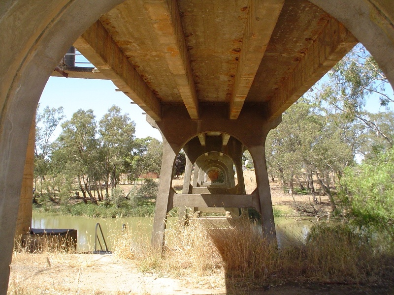 h01986 janevale bridge over loddon river laanecoorie close up underneath she project 2004