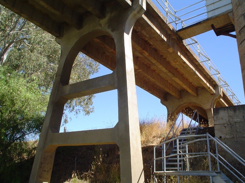 h01986 janevale bridge over loddon river laanecoorie stairs underneath she project 2004