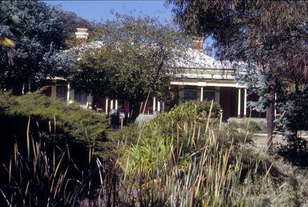 h00721 kaweka hargreaves street castlemaine house from pond she project 2003