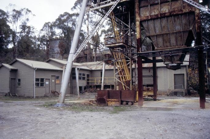 h01879 1 wattle gully gold mine fryerstown road chewton poppet head she project 2003